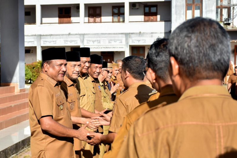 Bupati Ir H Mukhlis ST menyalami ASN usai apel gabungan, Selasa (2/6)