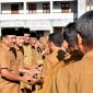 Bupati Ir H Mukhlis ST menyalami ASN usai apel gabungan, Selasa (2/6)