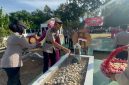 Kapolres Bireuen, AKBP Tuschad Cipta Herdani, SIK., MMed.Kom menabur bunga di makam pahlawan.