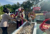 Kapolres Bireuen, AKBP Tuschad Cipta Herdani, SIK., MMed.Kom menabur bunga di makam pahlawan.