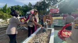 Kapolres Bireuen, AKBP Tuschad Cipta Herdani, SIK., MMed.Kom menabur bunga di makam pahlawan.