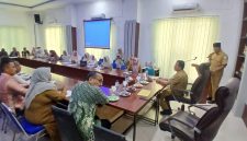 Sekdakab Bireuen, Ismunandar, ST.,MT sedang menyampaikan sambutannya di Aula Dinas Syariat Islam (DSI), Selasa (23/6)