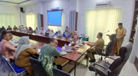 Sekdakab Bireuen, Ismunandar, ST.,MT sedang menyampaikan sambutannya di Aula Dinas Syariat Islam (DSI), Selasa (23/6)