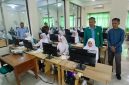 Rektor Umuslim Bireuen, Dr Marwan, MPd didampingi Ketua Panitia Dr Alfi Syahrin, MPd melihat calon mahasiswa baru ikuti ujian, Sabtu (6/6) pagi.