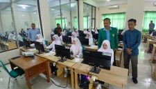 Rektor Umuslim Bireuen, Dr Marwan, MPd didampingi Ketua Panitia Dr Alfi Syahrin, MPd melihat calon mahasiswa baru ikuti ujian, Sabtu (6/6) pagi.