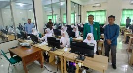 Rektor Umuslim Bireuen, Dr Marwan, MPd didampingi Ketua Panitia Dr Alfi Syahrin, MPd melihat calon mahasiswa baru ikuti ujian, Sabtu (6/6) pagi.