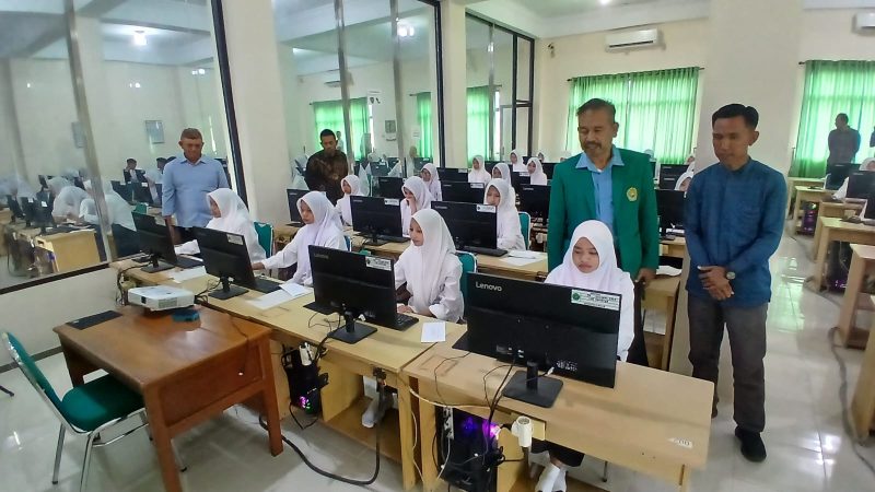 Rektor Umuslim Bireuen, Dr Marwan, MPd didampingi Ketua Panitia Dr Alfi Syahrin, MPd melihat calon mahasiswa baru ikuti ujian, Sabtu (6/6) pagi.