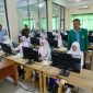Rektor Umuslim Bireuen, Dr Marwan, MPd didampingi Ketua Panitia Dr Alfi Syahrin, MPd melihat calon mahasiswa baru ikuti ujian, Sabtu (6/6) pagi.