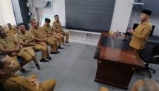 Wakil Bupati Bireuen, Ir H Razuardi, MT menyampaikan sambutan, diruang kerjanya, Selasa (30/6) pagi.