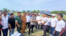 Ketua PSSI Aceh, Nasir Adam menyerahkan bola kepada wasit saat pembukaan kompetisi piala Soeratin U-17 Regional Aceh, di lapangan Ruang Terbuka Hijau (RTH) Cot Gapu, Senin (13/7) sore.
