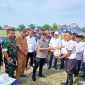 Ketua PSSI Aceh, Nasir Adam menyerahkan bola kepada wasit saat pembukaan kompetisi piala Soeratin U-17 Regional Aceh, di lapangan Ruang Terbuka Hijau (RTH) Cot Gapu, Senin (13/7) sore.
