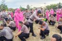 Kapolres Bireuen, AKBP Tuschad Cipta Herdani, SIK., MMed.Kom didampingi Ketua Bhayangkari Mela Tuchad serta pejabat utama menyiram air bunga kepada personel naik pangkat, Selasa (30/6) sore.