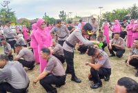 Kapolres Bireuen, AKBP Tuschad Cipta Herdani, SIK., MMed.Kom didampingi Ketua Bhayangkari Mela Tuchad serta pejabat utama menyiram air bunga kepada personel naik pangkat, Selasa (30/6) sore.