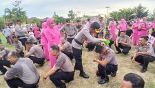 Kapolres Bireuen, AKBP Tuschad Cipta Herdani, SIK., MMed.Kom didampingi Ketua Bhayangkari Mela Tuchad serta pejabat utama menyiram air bunga kepada personel naik pangkat, Selasa (30/6) sore.