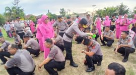 Kapolres Bireuen, AKBP Tuschad Cipta Herdani, SIK., MMed.Kom didampingi Ketua Bhayangkari Mela Tuchad serta pejabat utama menyiram air bunga kepada personel naik pangkat, Selasa (30/6) sore.
