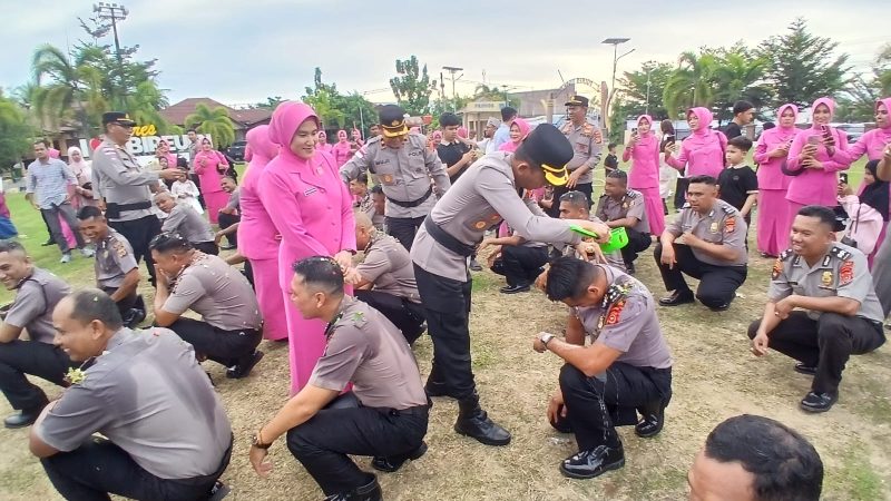 Kapolres Bireuen, AKBP Tuschad Cipta Herdani, SIK., MMed.Kom didampingi Ketua Bhayangkari Mela Tuchad serta pejabat utama menyiram air bunga kepada personel naik pangkat, Selasa (30/6) sore.