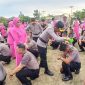 Kapolres Bireuen, AKBP Tuschad Cipta Herdani, SIK., MMed.Kom didampingi Ketua Bhayangkari Mela Tuchad serta pejabat utama menyiram air bunga kepada personel naik pangkat, Selasa (30/6) sore.