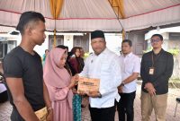 Bupati H Mukhlis ST menyerahkan santunan bagi korban banjir, Rabu (15/7)