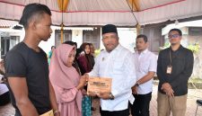 Bupati H Mukhlis ST menyerahkan santunan bagi korban banjir, Rabu (15/7)