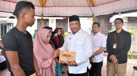 Bupati H Mukhlis ST menyerahkan santunan bagi korban banjir, Rabu (15/7)