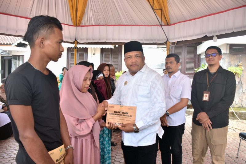 Bupati H Mukhlis ST menyerahkan santunan bagi korban banjir, Rabu (15/7)