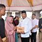 Bupati H Mukhlis ST menyerahkan santunan bagi korban banjir, Rabu (15/7)