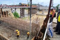 Pekerja mengecor bagian bawah abudment jembatan baru Krueng Tingkeum Kutablang arah medan, Selasa (30/6) siang.