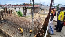 Pekerja mengecor bagian bawah abudment jembatan baru Krueng Tingkeum Kutablang arah medan, Selasa (30/6) siang.