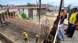 Pekerja mengecor bagian bawah abudment jembatan baru Krueng Tingkeum Kutablang arah medan, Selasa (30/6) siang.