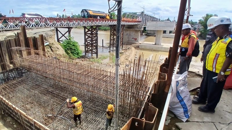 Pekerja mengecor bagian bawah abudment jembatan baru Krueng Tingkeum Kutablang arah medan, Selasa (30/6) siang.