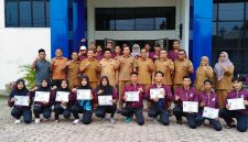 Siswa SMA/SMK juara O2SN tingkat Kabupaten Bireuen berangkat ke Banda Aceh untuk mengikuti event tingkat Provinsi Aceh, di halaman Kantor Cabdin Wilayah IV, Selasa (14/7) pagi.