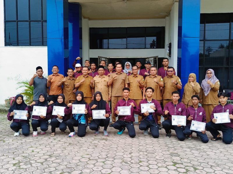 Siswa SMA/SMK juara O2SN tingkat Kabupaten Bireuen berangkat ke Banda Aceh untuk mengikuti event tingkat Provinsi Aceh, di halaman Kantor Cabdin Wilayah IV, Selasa (14/7) pagi.