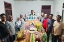 Penyelenggara pemilihan keuchik memperlihatkan sebagian hadiah doorprize memeriahkan pemilihan keuchik Gampong Geulanggang Baro, Kamis (29/7) malam.