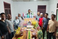 Penyelenggara pemilihan keuchik memperlihatkan sebagian hadiah doorprize memeriahkan pemilihan keuchik Gampong Geulanggang Baro, Kamis (29/7) malam.
