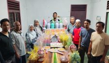 Penyelenggara pemilihan keuchik memperlihatkan sebagian hadiah doorprize memeriahkan pemilihan keuchik Gampong Geulanggang Baro, Kamis (29/7) malam.