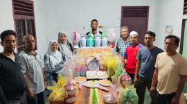 Penyelenggara pemilihan keuchik memperlihatkan sebagian hadiah doorprize memeriahkan pemilihan keuchik Gampong Geulanggang Baro, Kamis (29/7) malam.