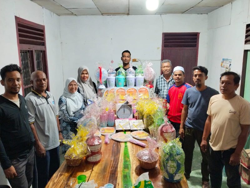 Penyelenggara pemilihan keuchik memperlihatkan sebagian hadiah doorprize memeriahkan pemilihan keuchik Gampong Geulanggang Baro, Kamis (29/7) malam.