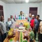 Penyelenggara pemilihan keuchik memperlihatkan sebagian hadiah doorprize memeriahkan pemilihan keuchik Gampong Geulanggang Baro, Kamis (29/7) malam.