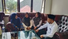 Wakil Bupati, Ir H Razuardi MT berdiskusi dengan Kapus di Pendopo Bupati usai rapat pertemuan, Jum'at (17/7) sore