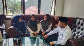 Wakil Bupati, Ir H Razuardi MT berdiskusi dengan Kapus di Pendopo Bupati usai rapat pertemuan, Jum'at (17/7) sore