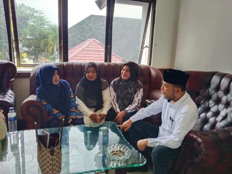 Wakil Bupati, Ir H Razuardi MT berdiskusi dengan Kapus di Pendopo Bupati usai rapat pertemuan, Jum'at (17/7) sore