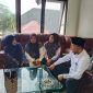 Wakil Bupati, Ir H Razuardi MT berdiskusi dengan Kapus di Pendopo Bupati usai rapat pertemuan, Jum'at (17/7) sore