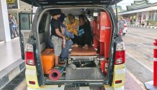 Ambulan Takabeya Peduli menjemput jemput pekerja migran asal Ule Gle Makmur Bireuen sakit dari Malaysia, Selasa (28/7) pagi.