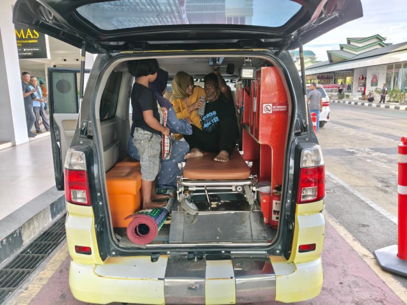 Ambulan Takabeya Peduli menjemput jemput pekerja migran asal Ule Gle Makmur Bireuen sakit dari Malaysia, Selasa (28/7) pagi.