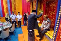 Kapolda Aceh, Ir Pol Ruddi Setiawan, SIK.,SH.,MH dipeusijuk oleh Ketua MPU Bireuen, Tgk Saifuddin Muhammad, S.Hi.,MH.