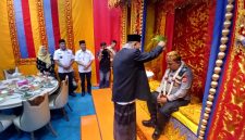 Kapolda Aceh, Ir Pol Ruddi Setiawan, SIK.,SH.,MH dipeusijuk oleh Ketua MPU Bireuen, Tgk Saifuddin Muhammad, S.Hi.,MH.