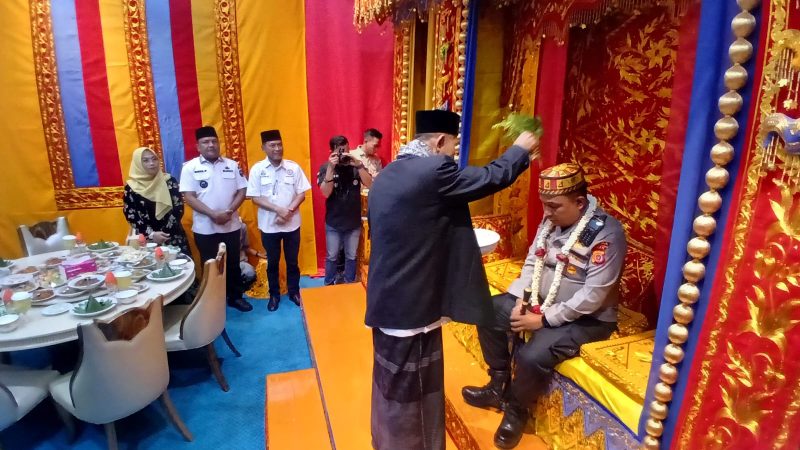 Kapolda Aceh, Ir Pol Ruddi Setiawan, SIK.,SH.,MH dipeusijuk oleh Ketua MPU Bireuen, Tgk Saifuddin Muhammad, S.Hi.,MH.
