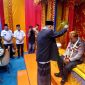 Kapolda Aceh, Ir Pol Ruddi Setiawan, SIK.,SH.,MH dipeusijuk oleh Ketua MPU Bireuen, Tgk Saifuddin Muhammad, S.Hi.,MH.