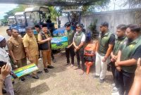 Bupati Bireuen, Ir H Mukhlis, ST menyerahkan secara simbolis bantuan Alsintan kepada lima brigade pangan di Kompleks BPP Peudada, Senin (20/7) pagi.