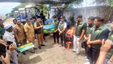 Bupati Bireuen, Ir H Mukhlis, ST menyerahkan secara simbolis bantuan Alsintan kepada lima brigade pangan di Kompleks BPP Peudada, Senin (20/7) pagi.